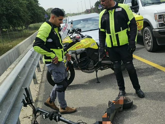 Чоловік серйозно травмувався, впавши з електросамоката на шосе 444 поблизу Рош а-Аїна