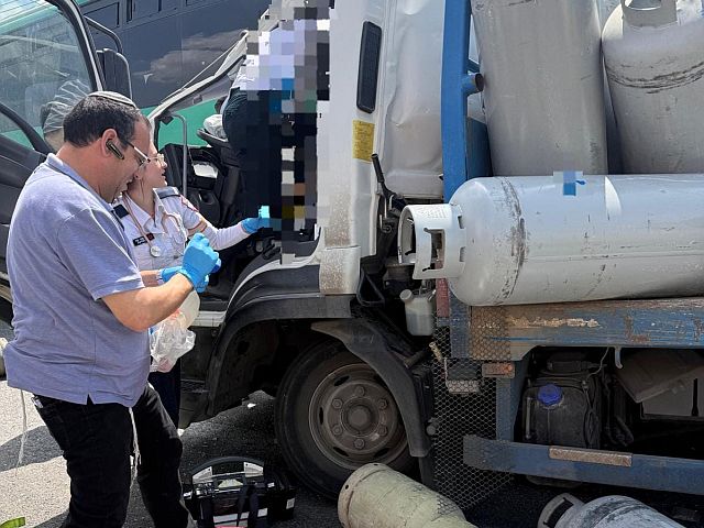 Серйозна ДТП в Ізраїлі: водій вантажівки у критичному стані після зіткнення з автобусом