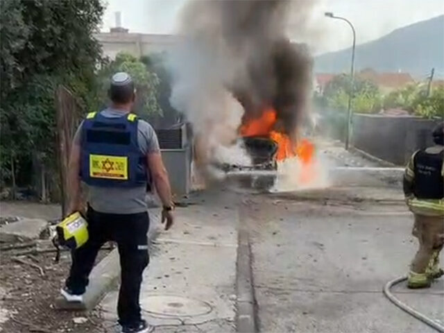 У Кір'ят-Шмоні уламки ракети підпалили автомобіль після вибухів