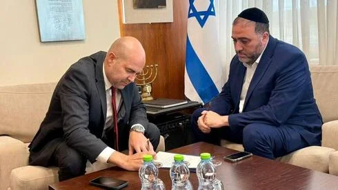 Моше Арбель у будівлі Кнесету в Єрусалимі. Політичні перестановки, відставка депутата, парламентська діяльність Ізраїлю — новини Ізраїлю | israel.in.ua.
