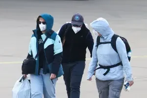 Пасажири круїзного лайнера Hondius під час евакуації в Нідерландах. Спалах Hantavirus, оперативні служби, безпека громадян — новини Ізраїлю | israel.in.ua.