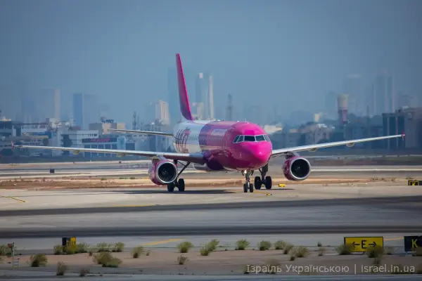 Літак Wizz Air в аеропорту Бен-Гуріон. Відновлення регулярних авіарейсів до Ізраїлю — новини Ізраїлю | israel.in.ua.